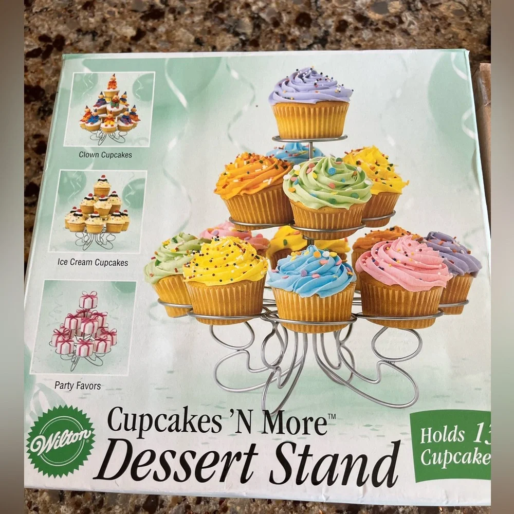Wilton Cupcake Display Stand New In Box, holds 13 cupcakes! Gorgeous display!